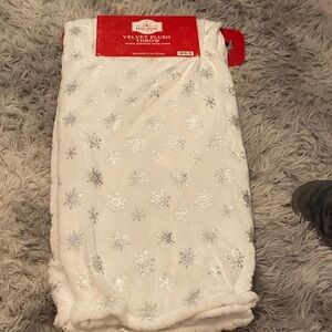 Holiday Time Velvet Plush Throw - Red and White